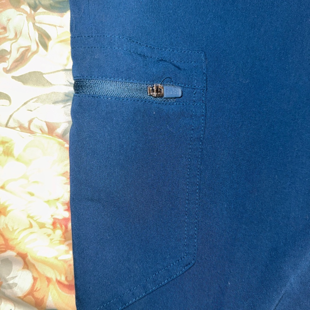 Figs Navy Scrub Ensemble - Picture 7 of 9